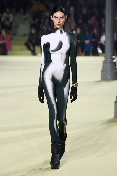 Look 100